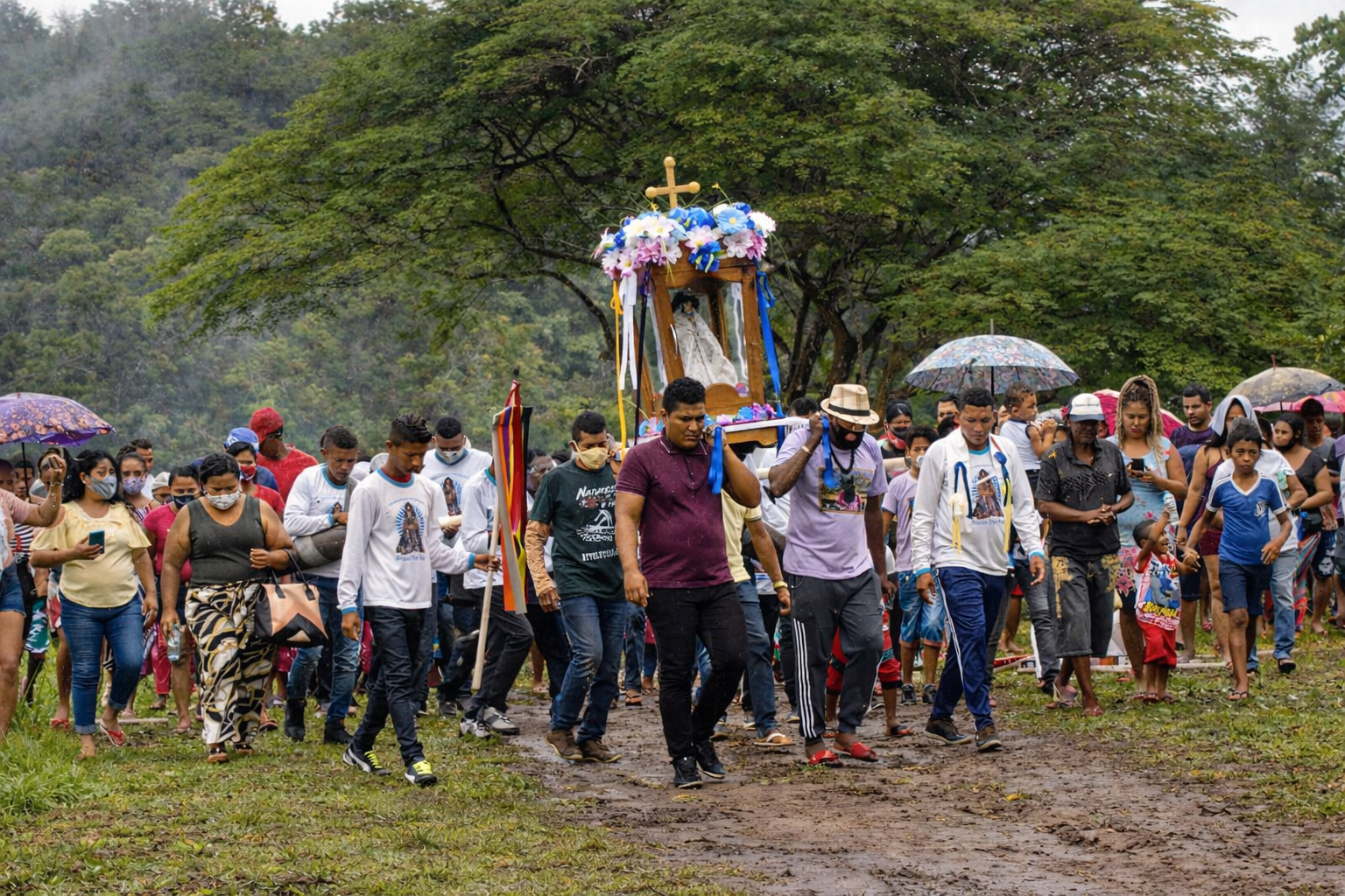 NA IMAGEM MOMENTO EM QUE A IMAGEM DE NOSSA SENHORA DA CONCEIÇÃO RETORNA A COMUNIDADE APÓS DIAS VISITANDO AS COMUNIDADES VISINHAS.